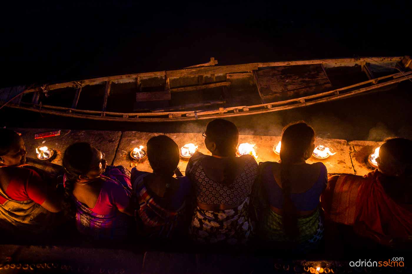 Mujeres rezando en el río Ganges. Varanassi