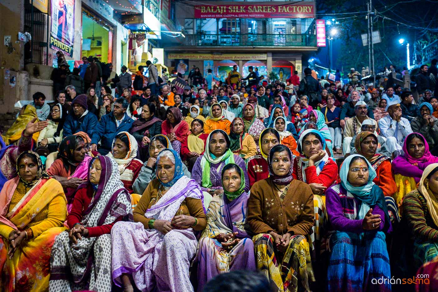 Público ante el espectáculo diario en las orillas del río Ganges. Varanassi