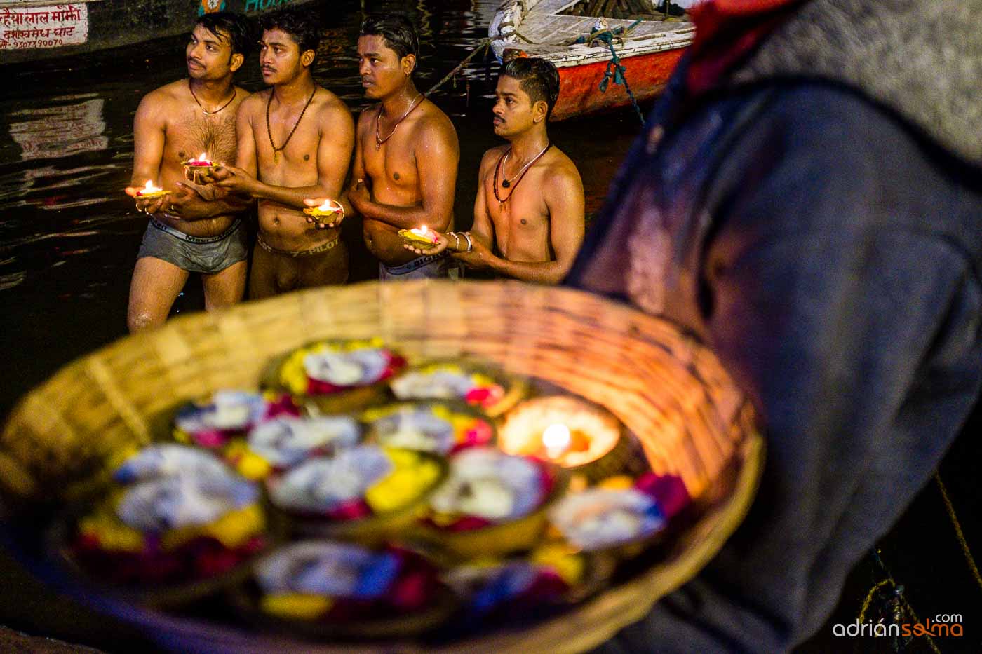 Baños sagrados en el Ganges. Varanassi