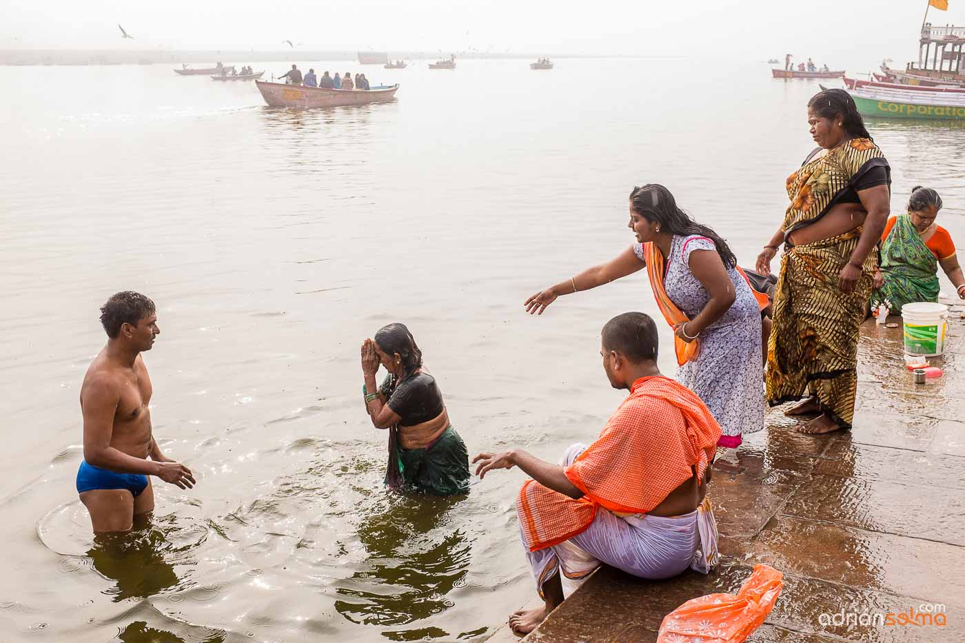 Baños sagrados en el Ganges. Varanassi