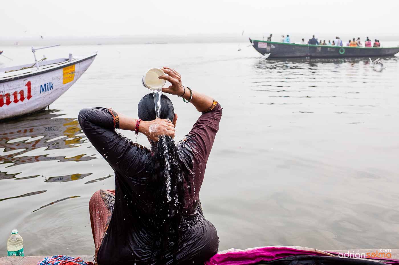 Baños en aguas sagradas del Ganges. Varanassi