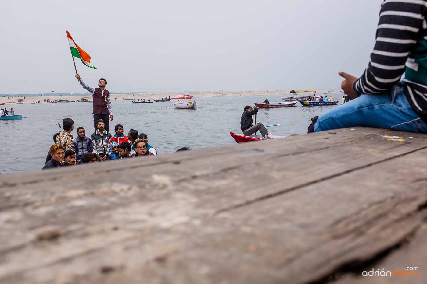 Indios sobre los barcos que te trasladan de una orilla a otra del Ganges. 