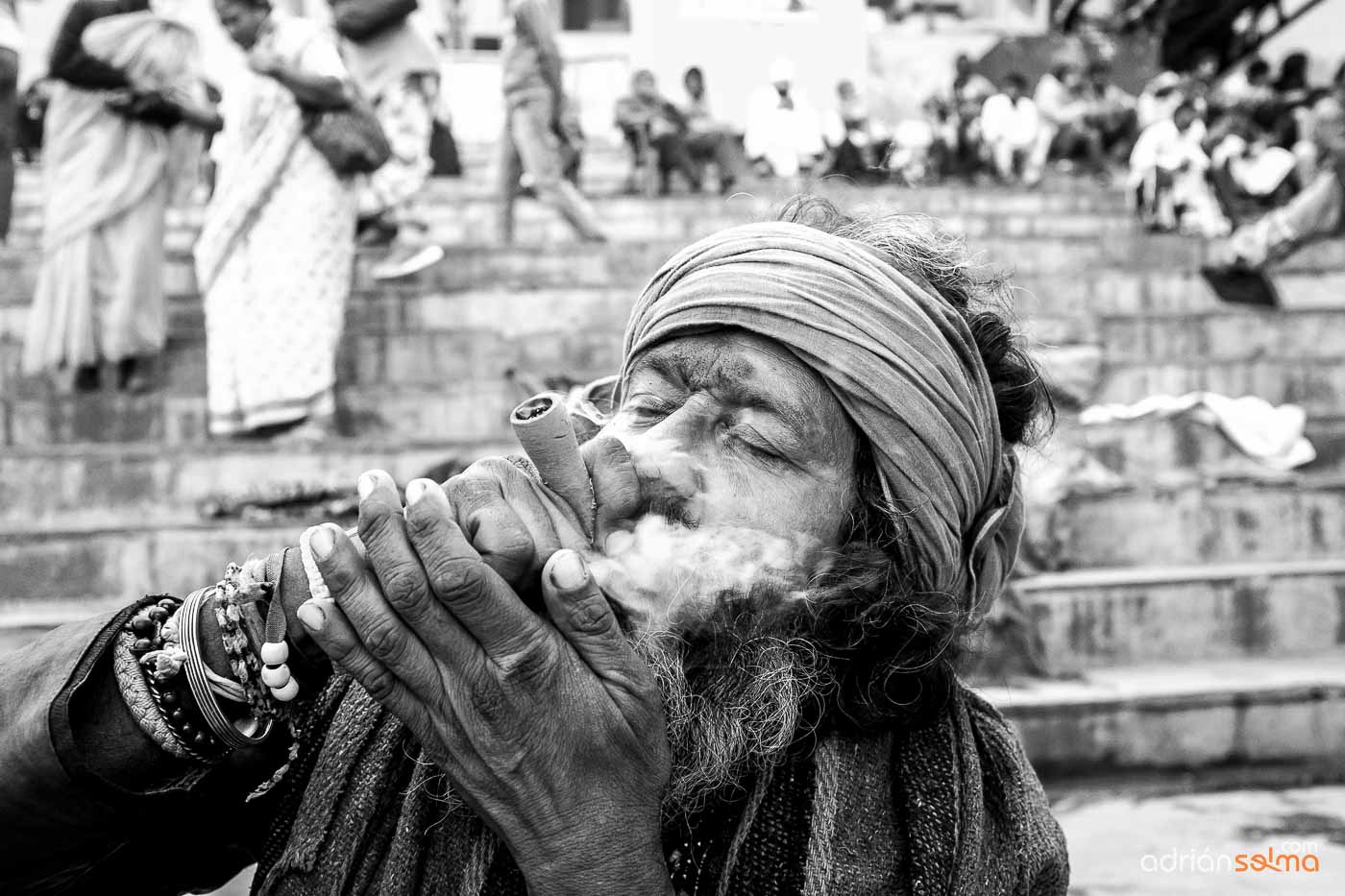 Fumadores de Marihuana a las orillas del Ganges. Varanassi