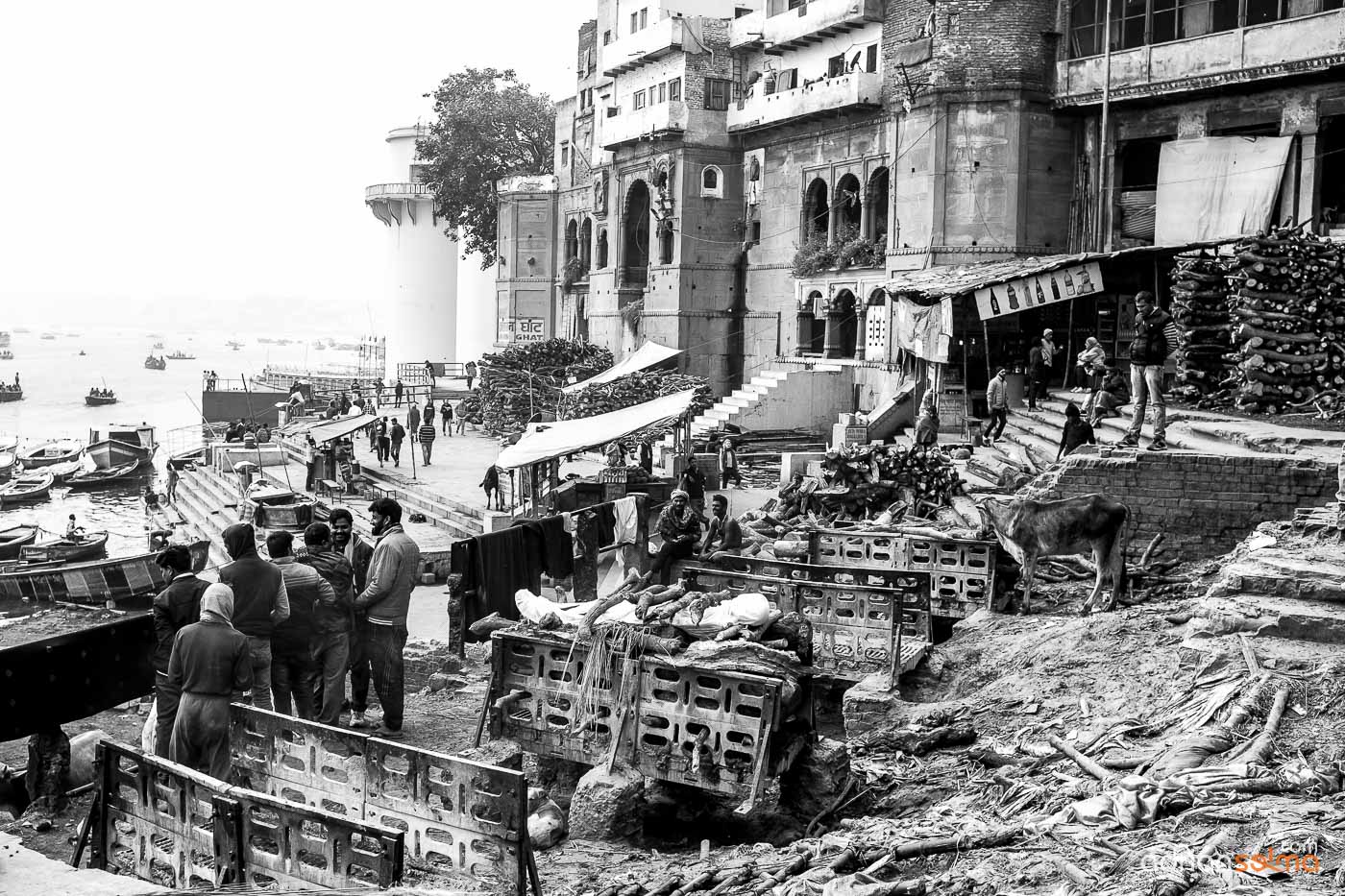 Uno de los crematorios de cadáveres a las orillas del Ganges. Varanassi