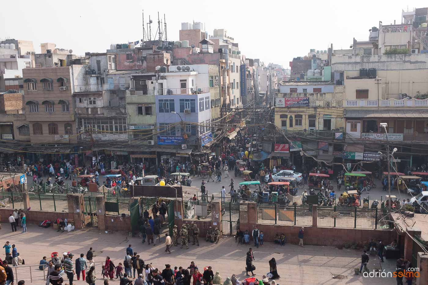 Calles pobladas de Nueva Delhi, capital de India